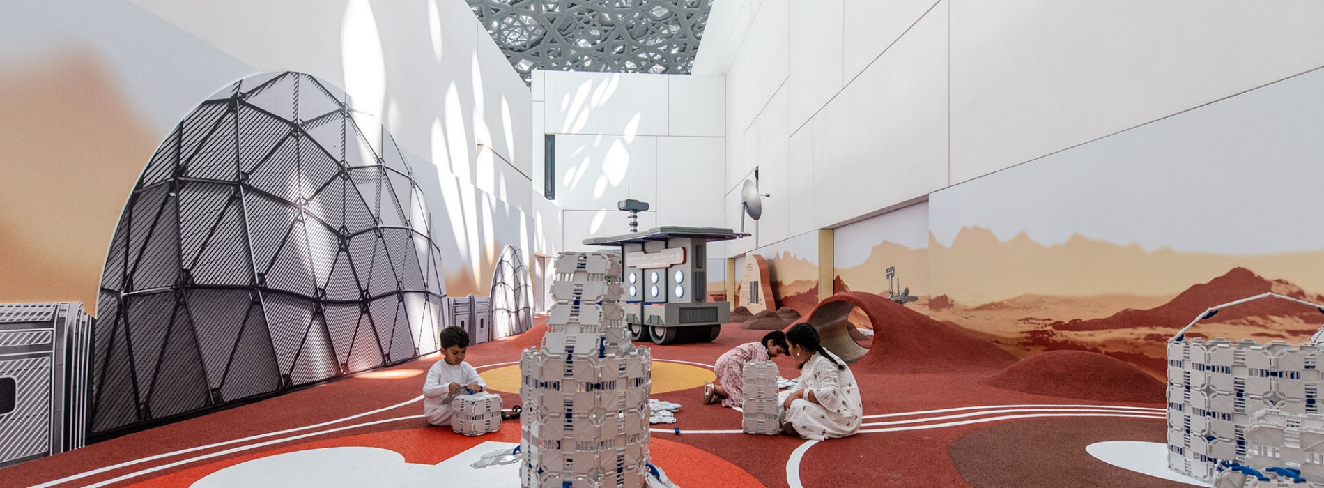 阿布達比羅浮宮「宇宙映像」登場!Atelier Brückner為兒童設計太空場域,科學結合法國博物館珍貴藏品