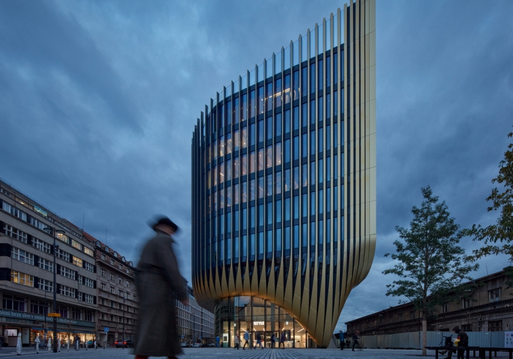 布拉格金色新地標Masaryčka大樓2026啟用!Zaha Hadid Architects以俐落曲線重塑城市景觀