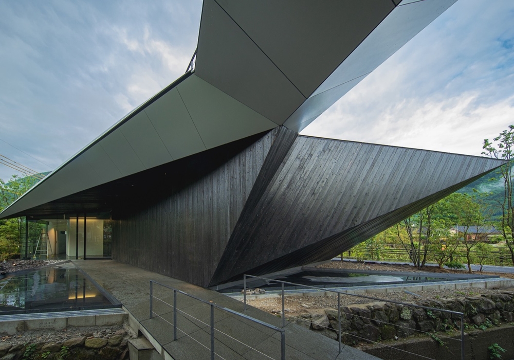 隈研吾操刀日本湯布院Comico Art Museum Yufuin美術館新館擴建!開幕首展集結草間彌生、宮島達男、名和晃平精彩作品