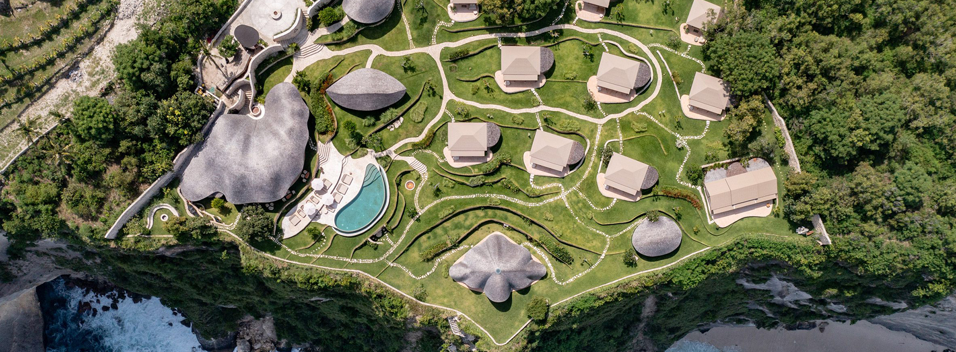 以海洋為師的靜修園區：印尼「Intaaya Retreat」以竹構屋頂勾勒貝殼、魟魚的流動線條