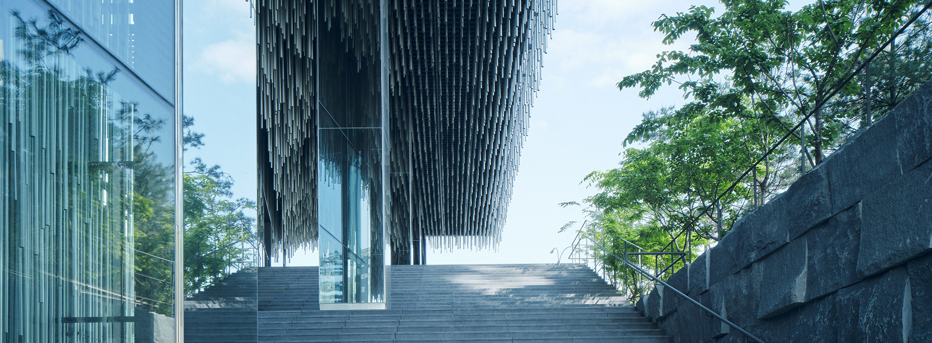 隈研吾、原研哉攜手打造首爾音響博物館「Audeum」!2萬根鋁管營造流蘇立面,音響喇叭成視覺識別Logo
