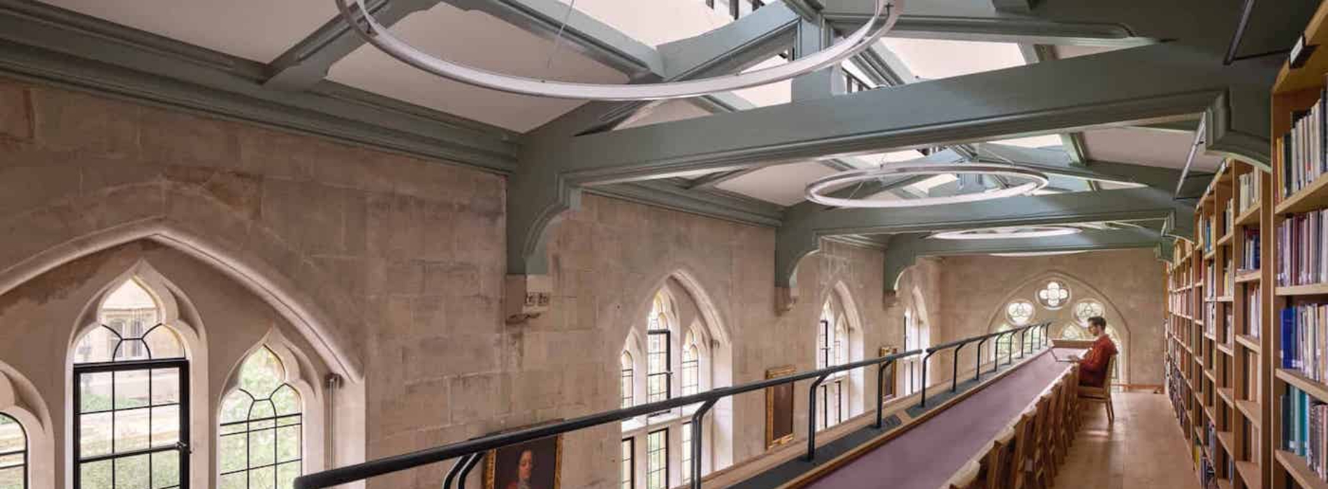 細膩翻新歷史建築!牛津大學Exeter學院圖書館:重見歌德復興式美麗窗景、優化無障礙環境