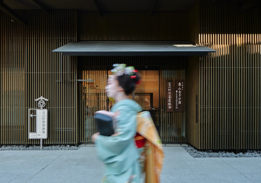 絕代風華新生：京都「宮川町歌舞練場」原研哉、隈研吾攜手設計，賦予百年歷史舞台全新風貌