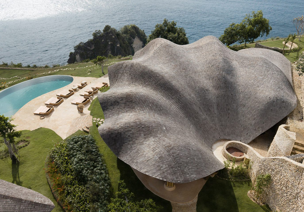 以海洋為師的靜修園區：印尼「Intaaya Retreat」以竹構屋頂勾勒貝殼、魟魚的流動線條