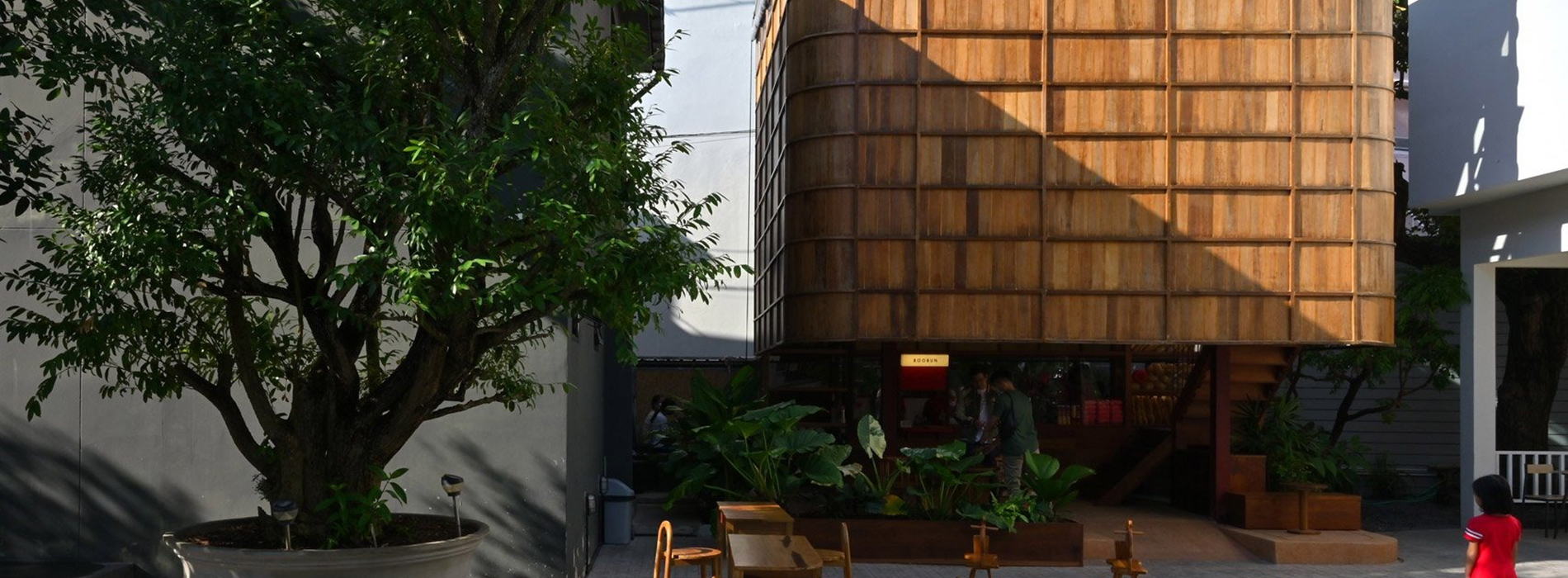 由回收木材打造立面的麵包咖啡廳！泰國「Boobun Pocket」結合傳統建築特色與交錯式空間布局