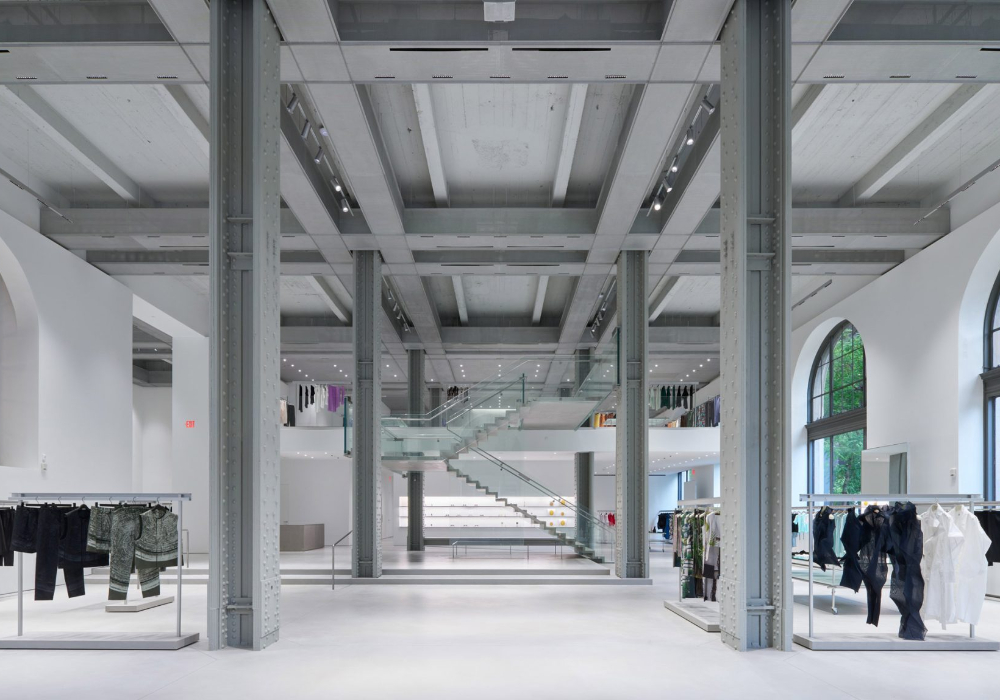 Issey Miyake 紐約新旗艦店開幕!SO–IL 在百年建築中打造俐落空間,海外首座藝廊同步亮相