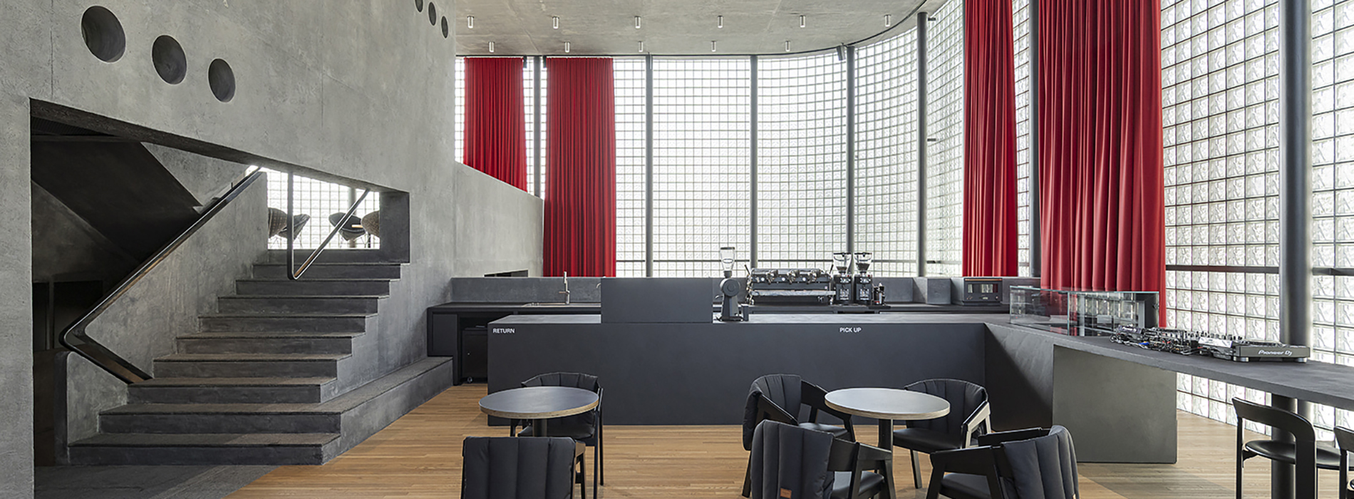 Wooyoungmi 梨泰院旗艦店：以混凝土、玻璃磚與光，轉譯時裝哲學為多感空間