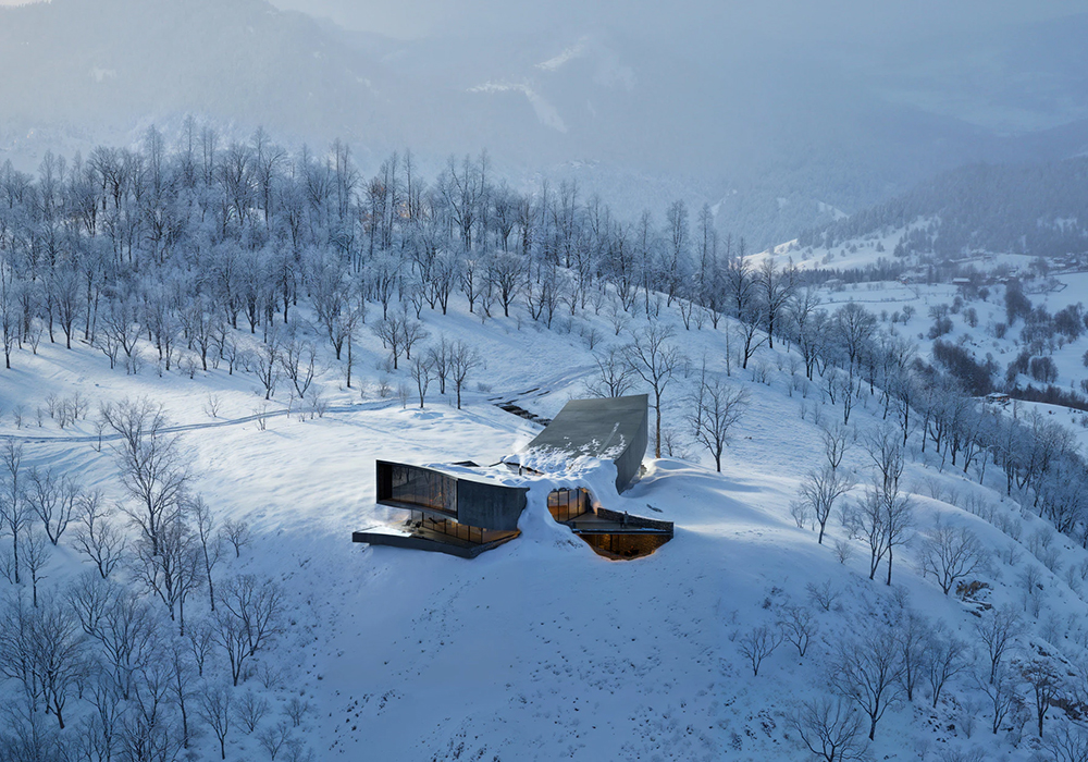 Snøhetta打造北海道「NOT A HOTEL RUSUTSU」！漫天粉雪、壯麗景緻環繞，以「天頂」為概念形塑靜謐空間
