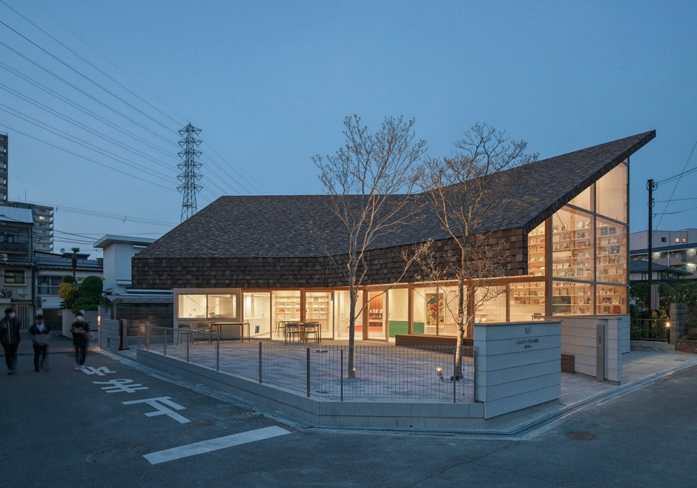 盡收公園櫻花美景！大阪白鷺兒童圖書館「詩之森」開幕，Yukawa Design Lab設計活潑木階梯、像書一樣的屋頂