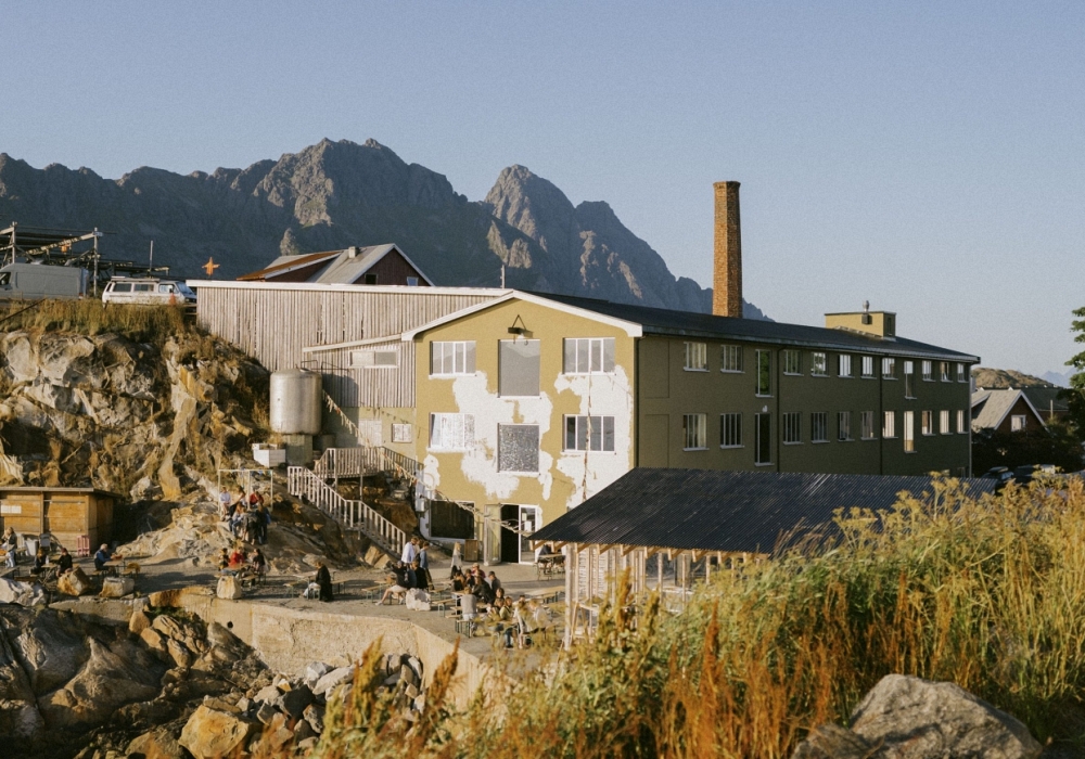 挪威1940年代頹敗工廠美麗轉身!Trevarefabrikken 齊聚旅館、餐飲與療癒體驗,在崎嶇風景裡,避開洶湧海浪的安身之所