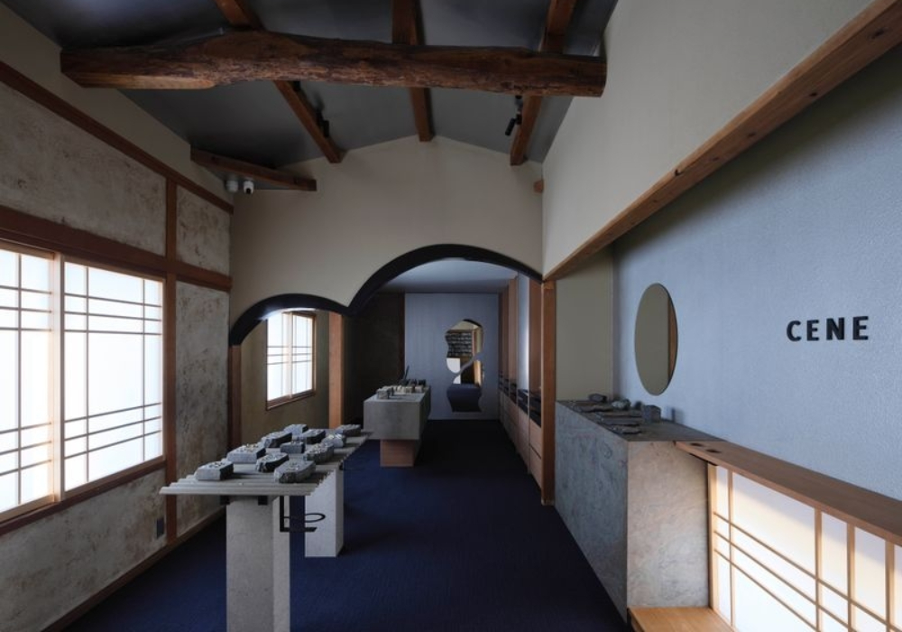 飾品品牌開了間咖啡廳!福岡 CENE FUKUOKA 亮相:不徹底翻新,讓舊痕跡與銀色金屬並存