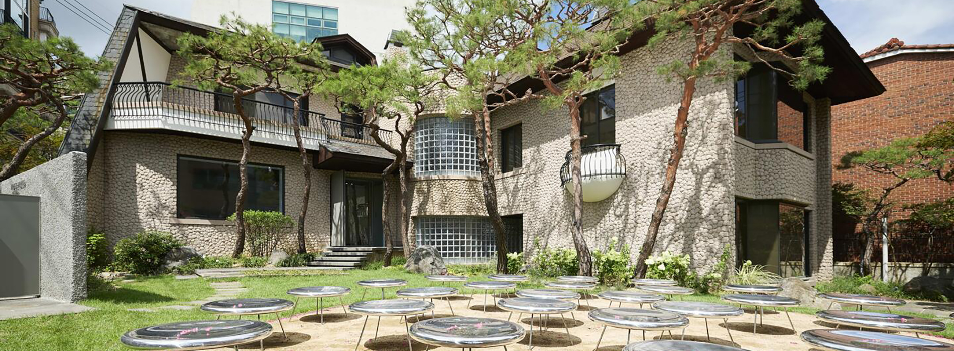 首爾新畫廊 Frieze House Seoul：80 年代別墅化身藝術空間，SANAA 打造詩意庭園裝置