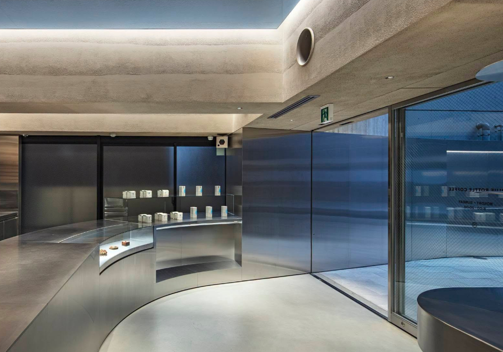 Blue Bottle Coffee 原宿店：以反射立面、灰泥層次與淡藍天花板，將原宿街景帶進咖啡館