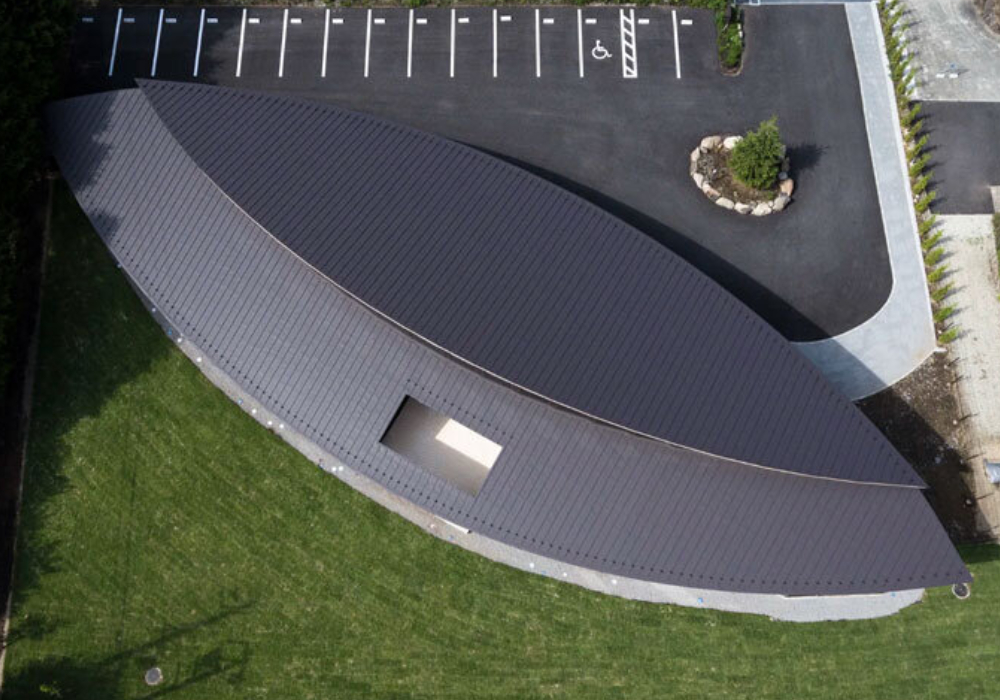 屋頂如葉片般展開：NIKKEN SEKKEI 打造輕井澤托兒所，細膩設計讓每個角落都面向花園