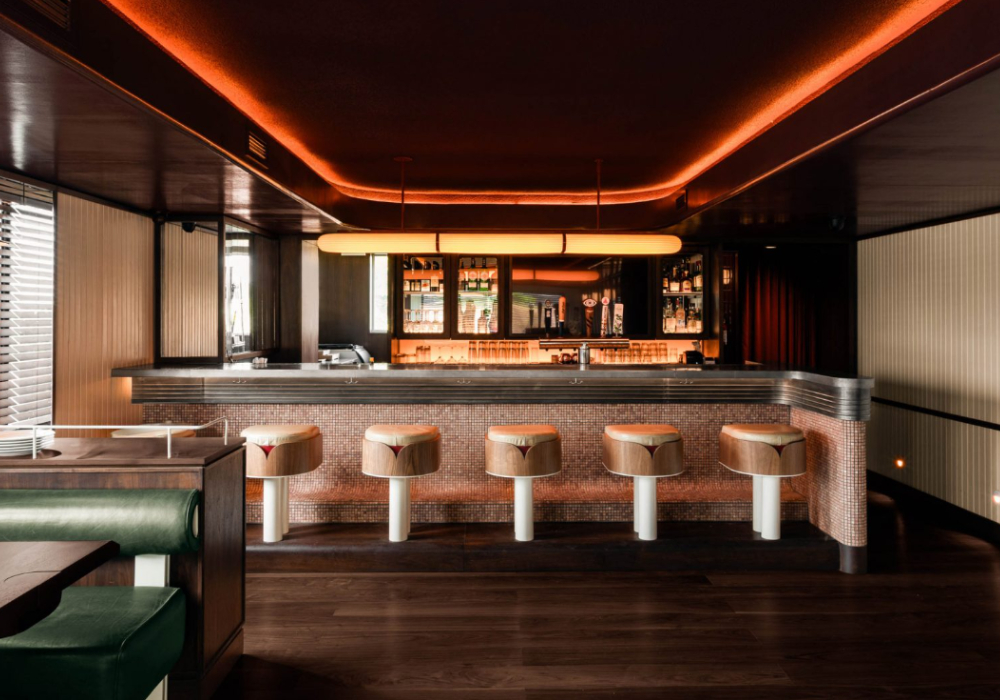 不用急著吃完就走！多倫多新披薩店亮相：MRDK 以摩登設計重塑空間，邀請人們好好坐下來