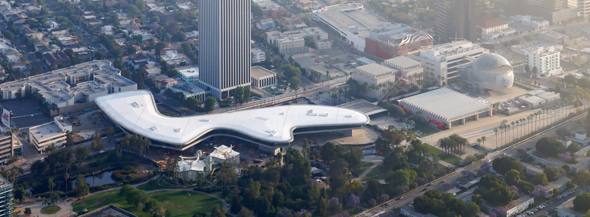 Peter Zumthor 打造 LACMA 新展館！David Geffen Galleries 以蜿蜒混凝土量體，重新想像美術館的觀看方式