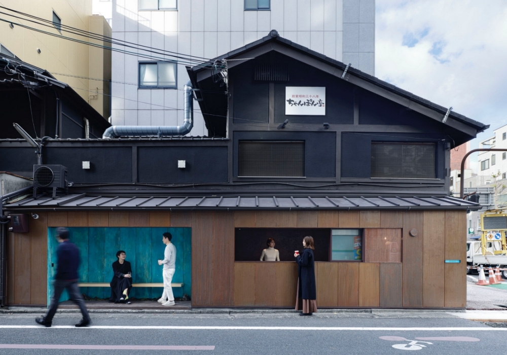 以銅鏽打造優雅古老立面!京都百年和菓子新品牌「青久 CAFE STAND」化為日夜都亮眼的藍色招牌