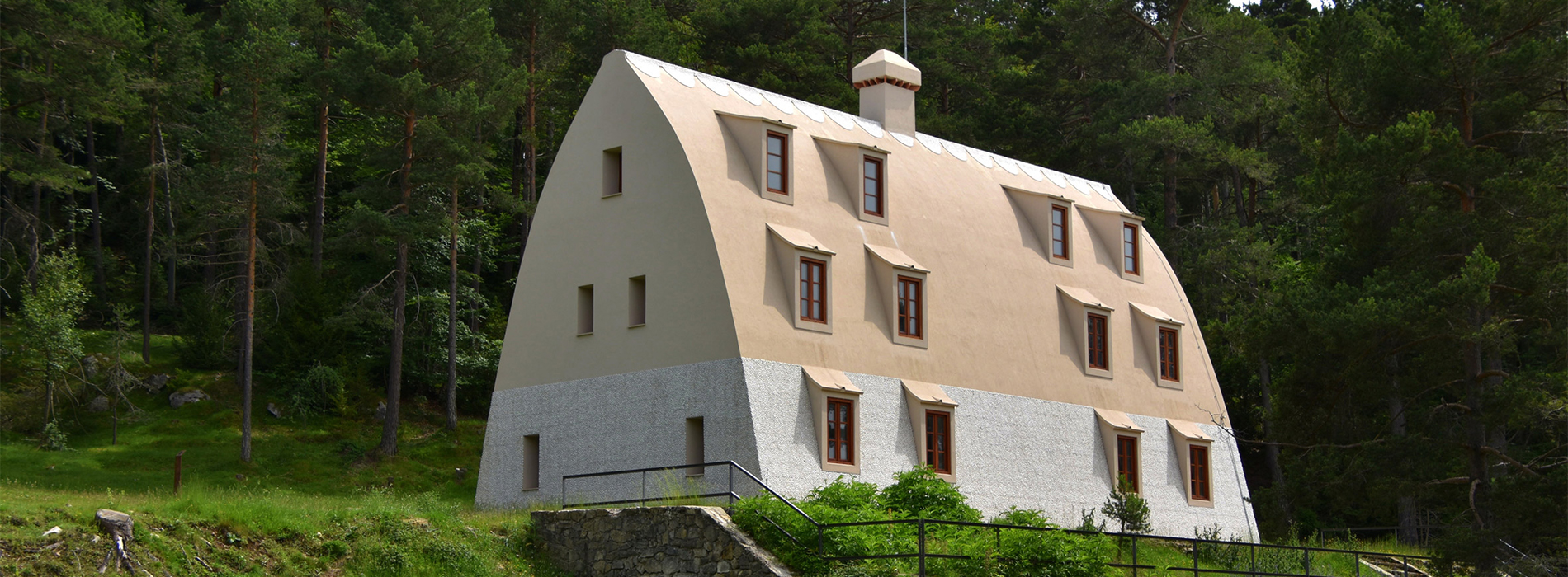 高第在深山蓋了一棟宿舍？庇里牛斯山麓的尖拱山屋百年後揭曉身世