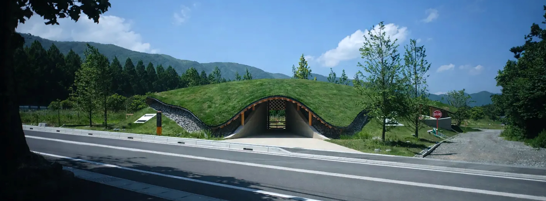 日本觀光牧場「水杉與馬之森」：曲面木造大屋頂融入地景，展開人馬共生的療癒日常