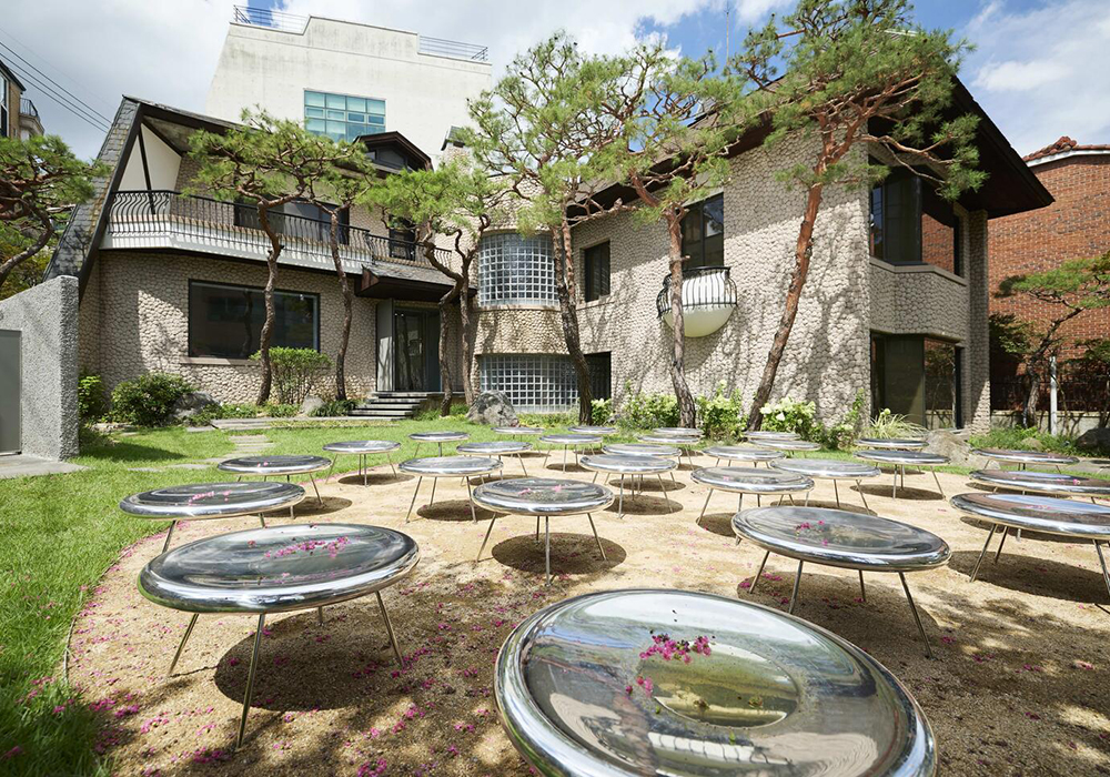 首爾新畫廊 Frieze House Seoul：80 年代別墅化身藝術空間，SANAA 打造詩意庭園裝置