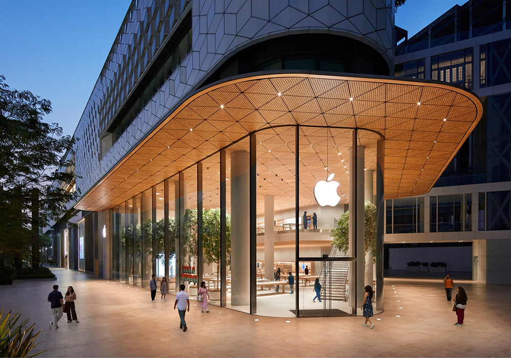 印度首家蘋果直營店開幕!Foster + Partners 操刀 45 萬塊木磚天花板成最大亮點