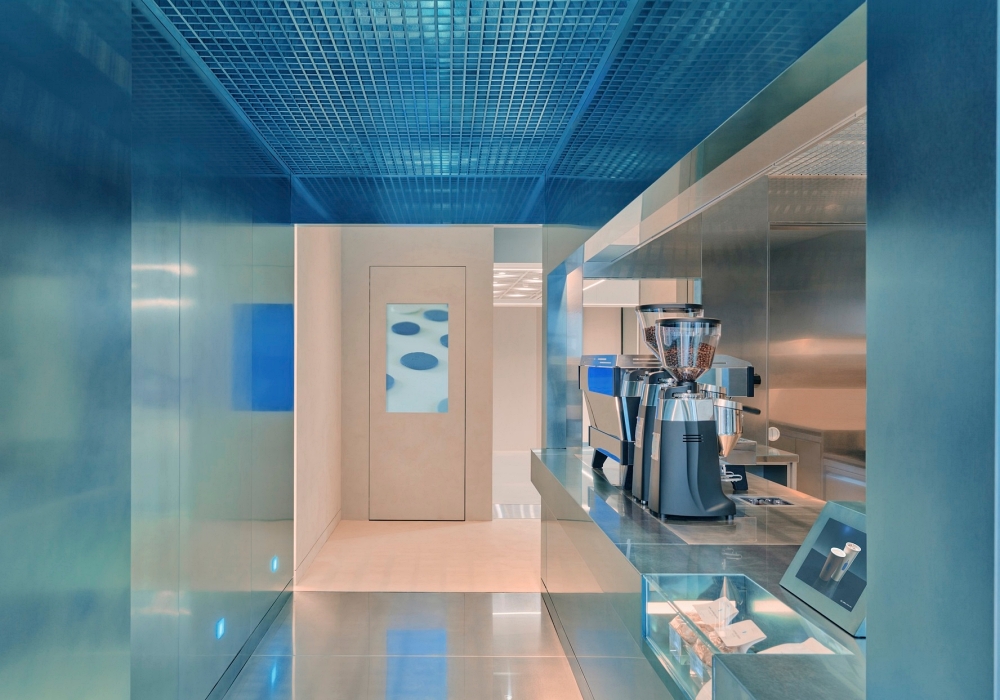 縫合未來感與韓國傳統工藝!Blue Bottle Coffee 首爾明洞店,走入「藍屋」享受片刻寧靜