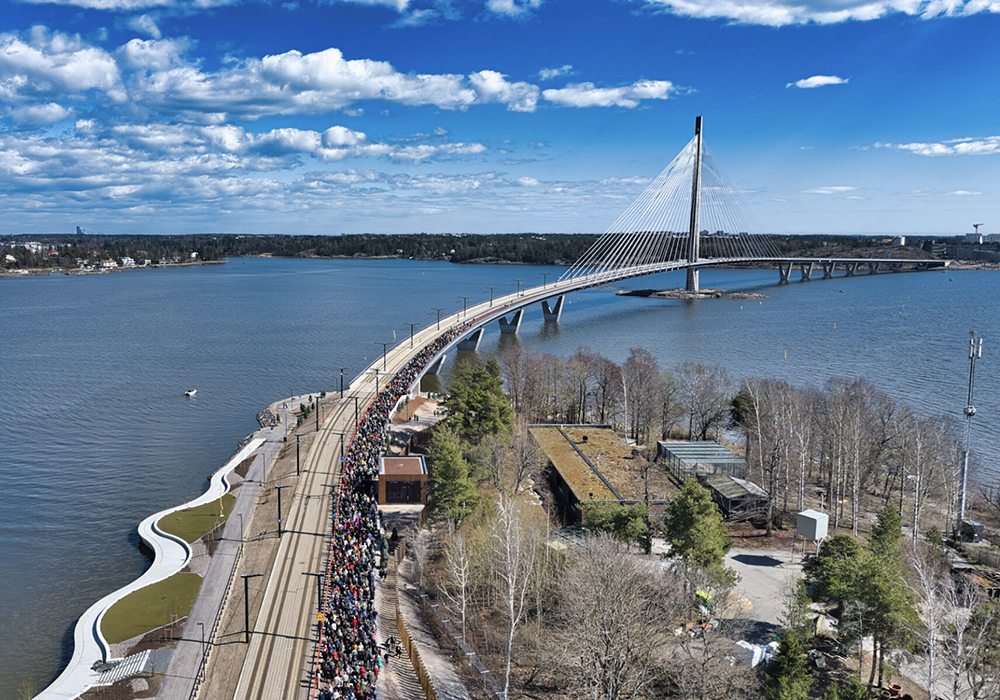 芬蘭最長橋梁完工！汽車禁上橋，行人、自行車和輕軌共享的永續城市地標