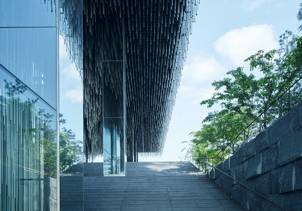 隈研吾、原研哉攜手打造首爾音響博物館「Audeum」!2萬根鋁管營造流蘇立面,音響喇叭成視覺識別Logo