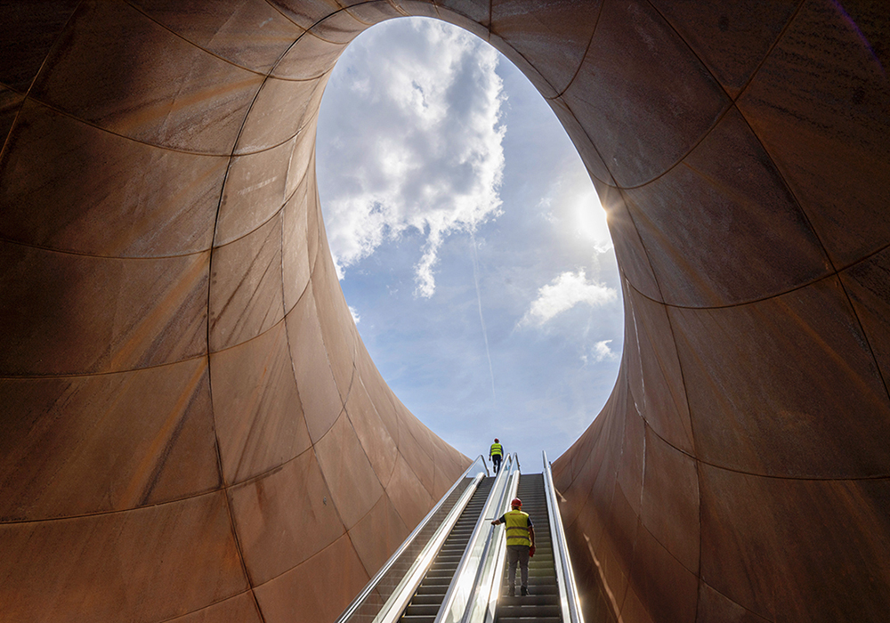 可進入的雕塑!Anish Kapoor 攜手 AL_A 打造拿坡里新地鐵站,兩座「巨口」開啟地底旅程