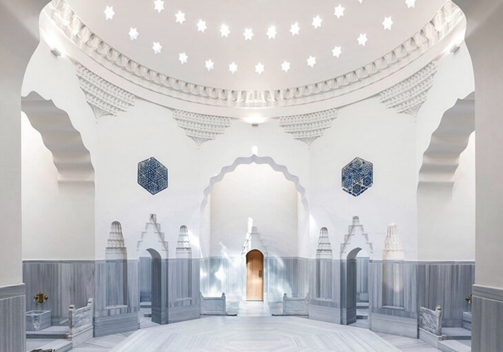 16世紀土耳其浴場華麗回歸!伊斯坦堡 Zeyrek Çinili Hamam 重現精美藍白瓷磚、轉型博物館展出考古文物