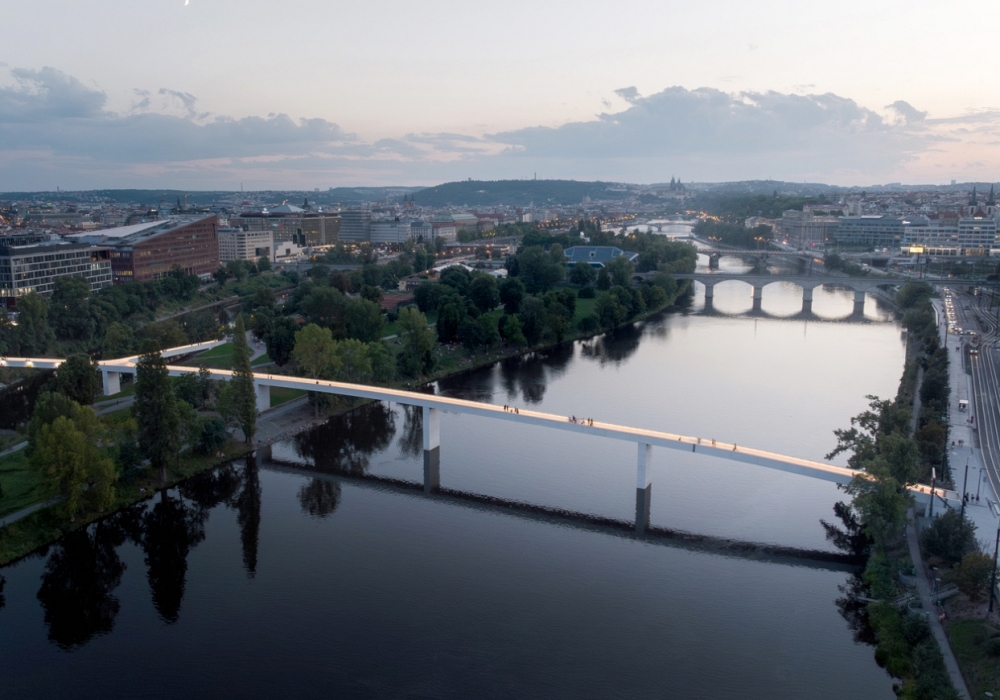 溫柔極簡融入河岸!捷克布拉格Štvanice Island天橋,友善行人、自行車的賞景新熱點