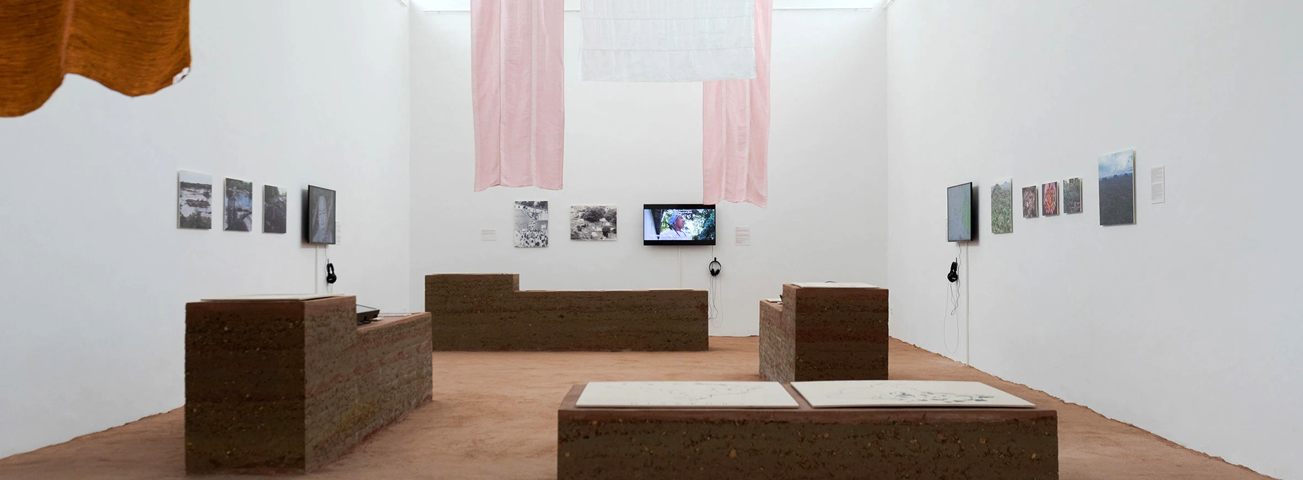 2023威尼斯建築雙年展金獅獎！巴西館《大地》以「土壤」鋪滿場館，回溯土地歷史、放眼未來的可能