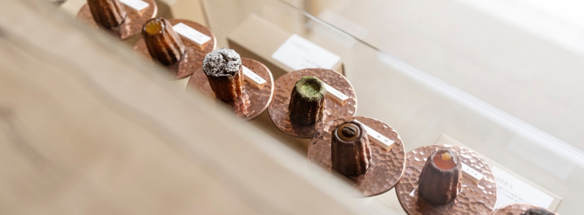 大阪人氣可麗露專賣店「CANELÉ du JAPON」新店鋪:以鮮明暖簾、質樸棕牆、工藝和紙創造溫潤有機氛圍