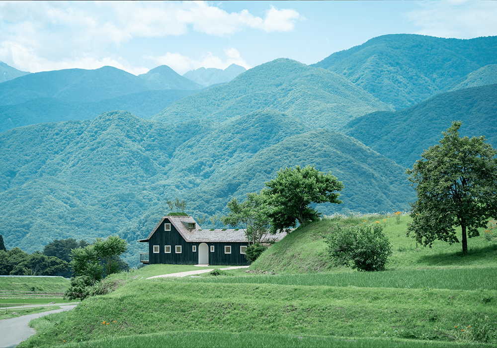 藤森照信日本首間旅館「小泊Fuji」!燒杉板立面、櫻花樹屋頂,坐擁群山環繞的綠意風光