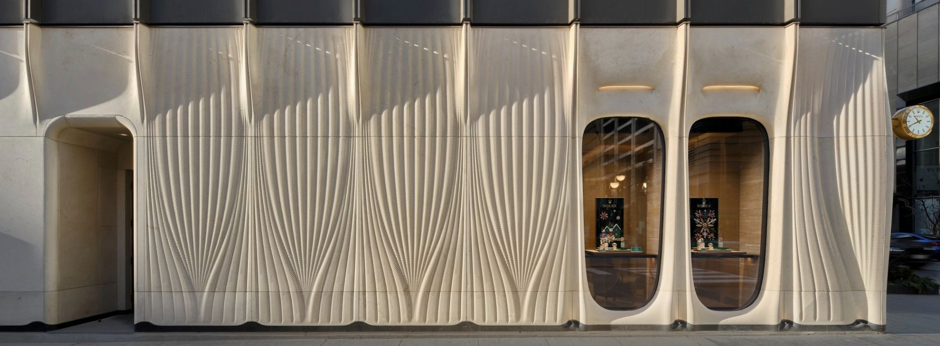 多倫多設計團隊Partisans操刀！勞力士Rolex布魯亞街新開幕，參數化設計優雅波浪石灰岩立面