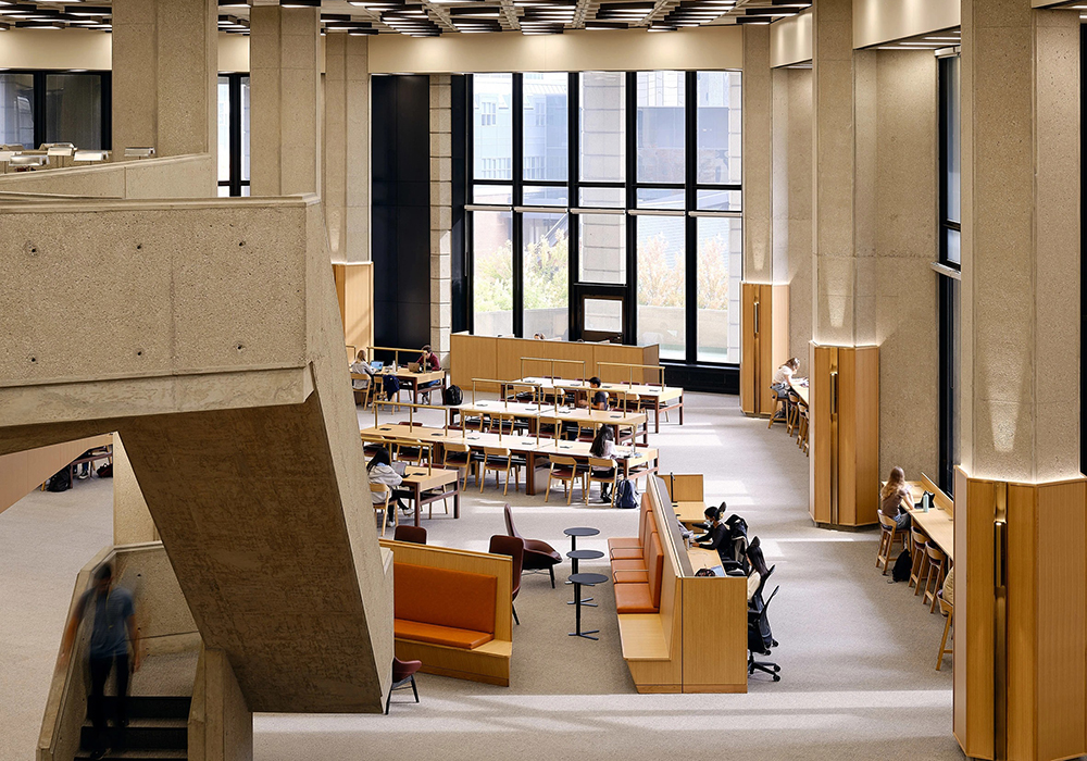 粗獷主義建築經典!加拿大最大圖書館翻新,結合現代設計打造舒適閱覽空間