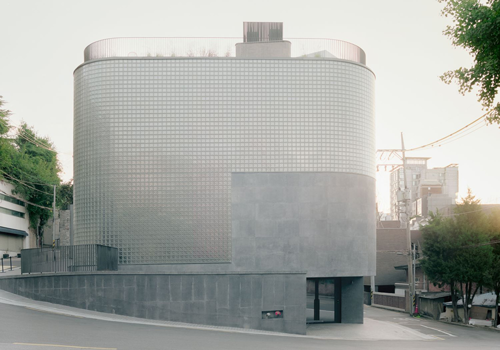 Wooyoungmi 梨泰院旗艦店：以混凝土、玻璃磚與光，轉譯時裝哲學為多感空間