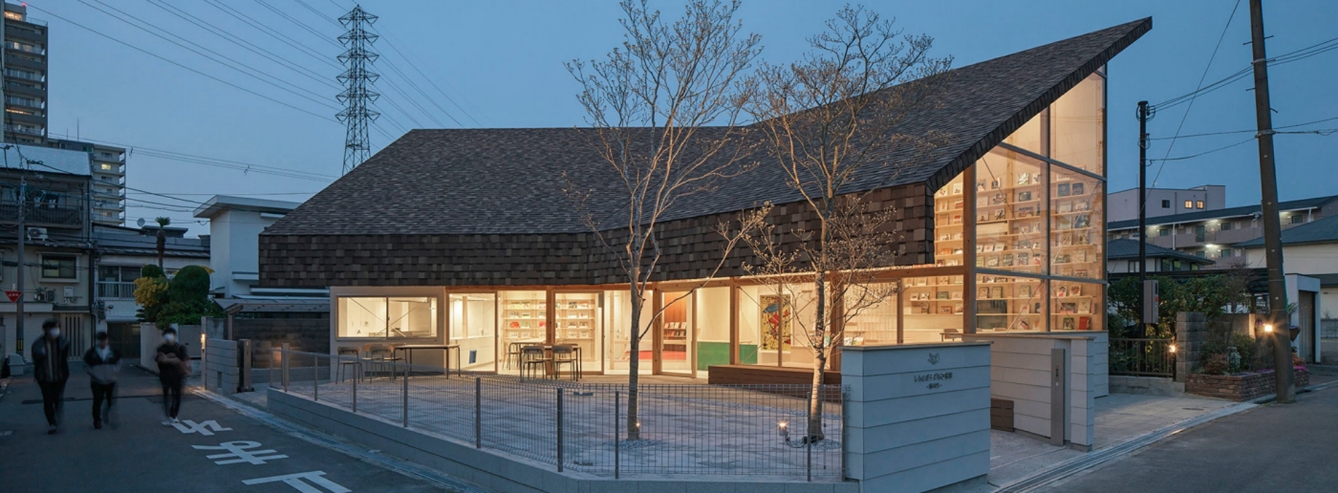 盡收公園櫻花美景！大阪白鷺兒童圖書館「詩之森」開幕，Yukawa Design Lab設計活潑木階梯、像書一樣的屋頂