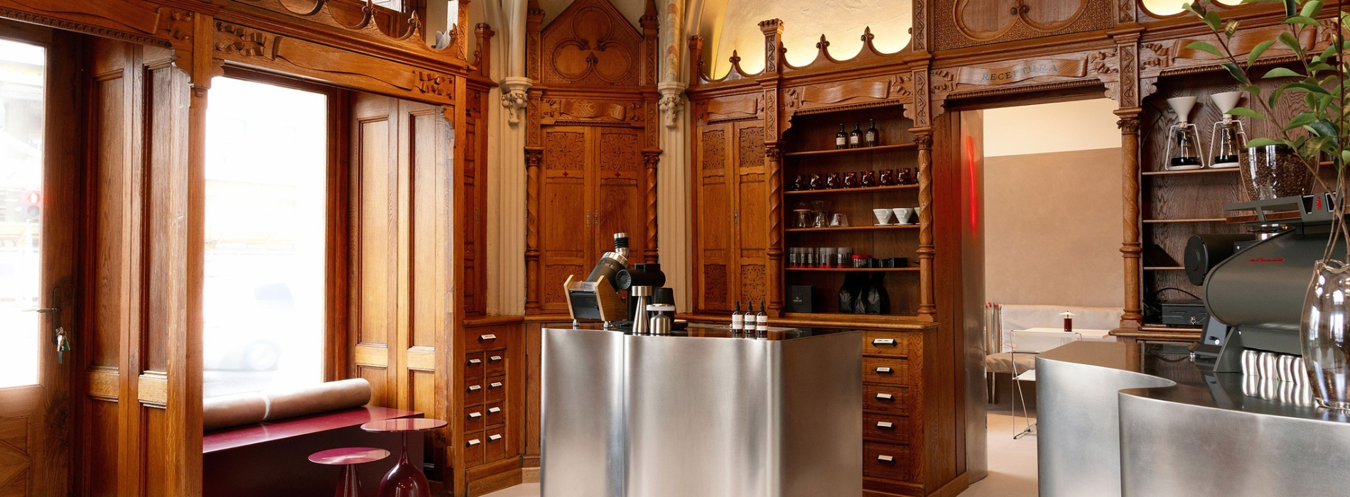 百年老藥房變身咖啡館：紅色長椅和拱頂木作交織，羅馬尼亞 Laboratorium Café 亮相