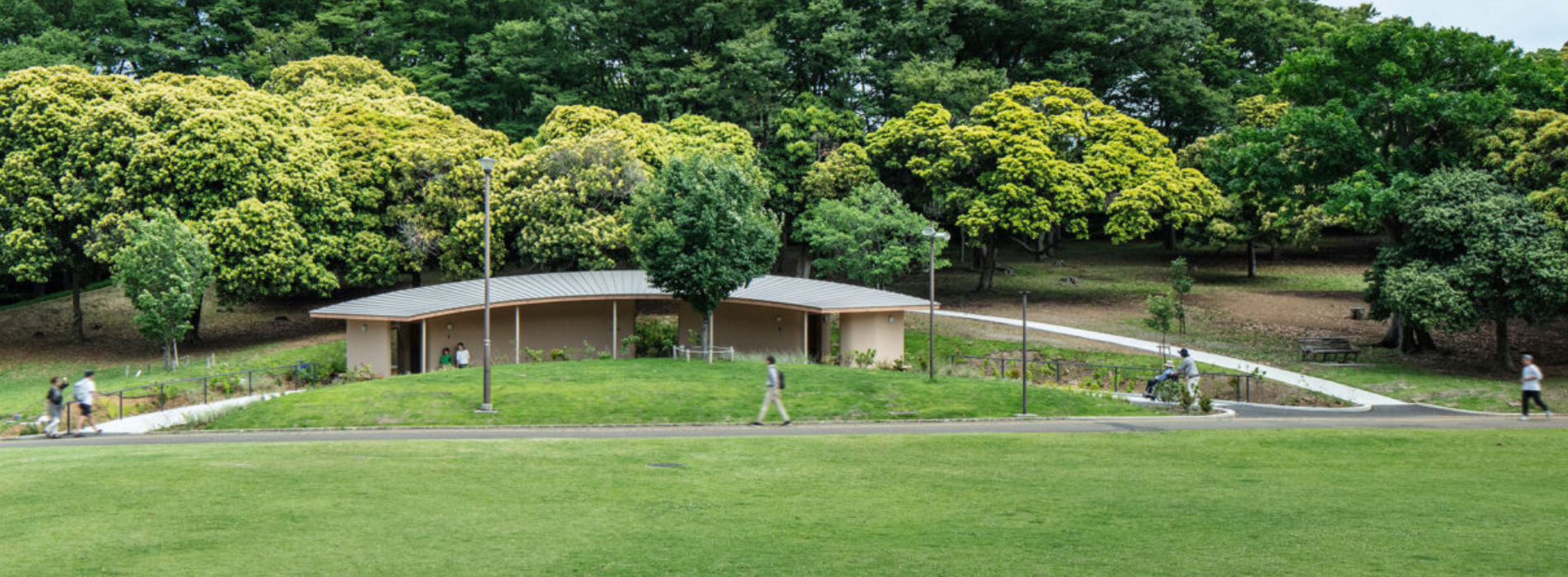 一座公廁，如何成為公園風景的一部分？甘粕敦彦打造橫濱根岸森林公園「丘之小徑」