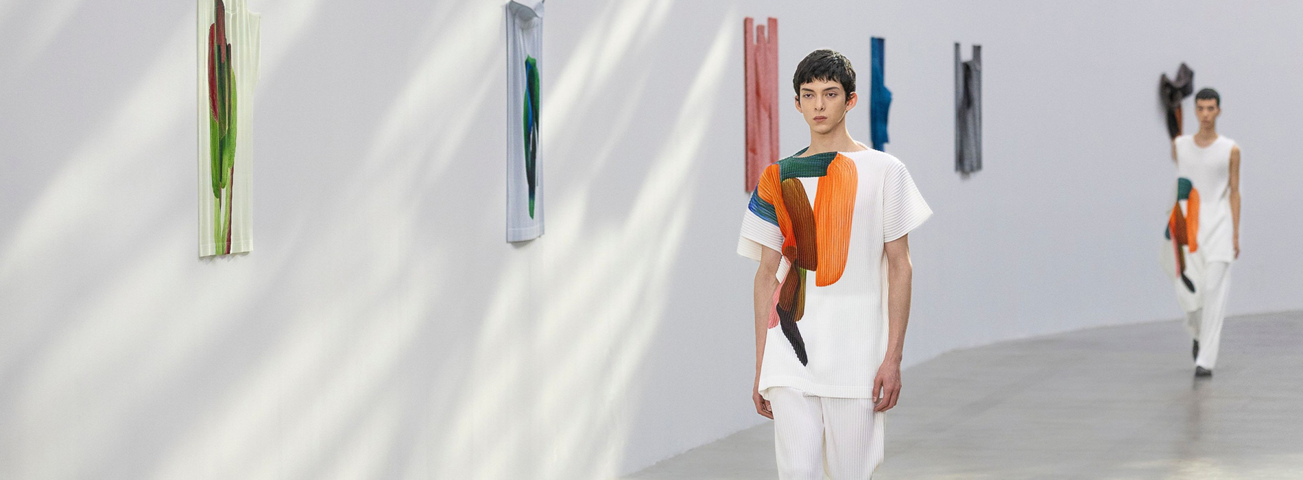 繪畫筆觸與三宅皺摺的結合!Ronan Bouroullec跨界打造HOMME PLISSÉ ISSEY MIYAKE 2024秋冬系列