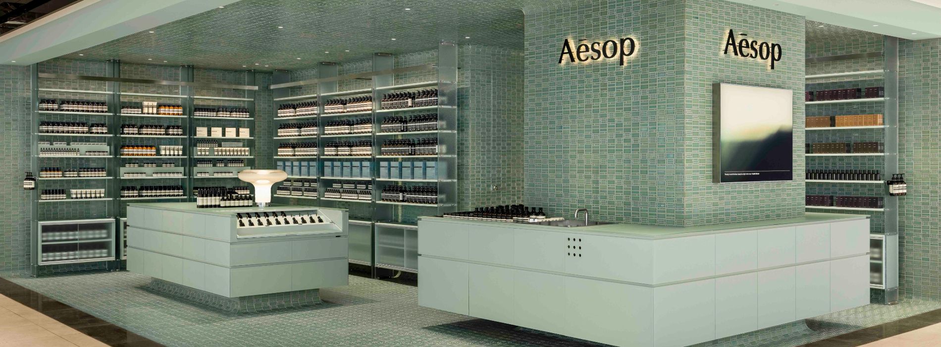 Aesop台北新門市揭幕！以老宅騎樓柱花紋為靈感，1700片手工青瓷綠磁磚為經典轉化出新意象