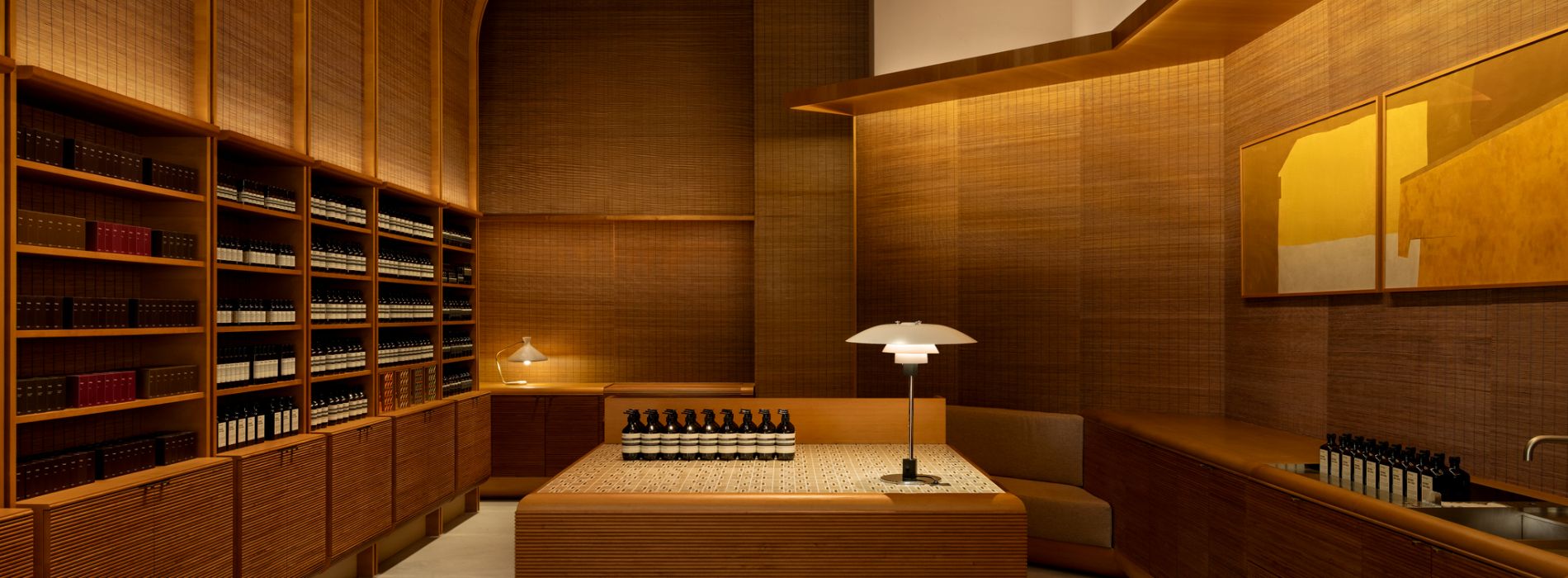 揉入城市地景的設計！Aesop 台南新門市揭幕：手工花磚、圓弧拱形，共築溫潤常民美學