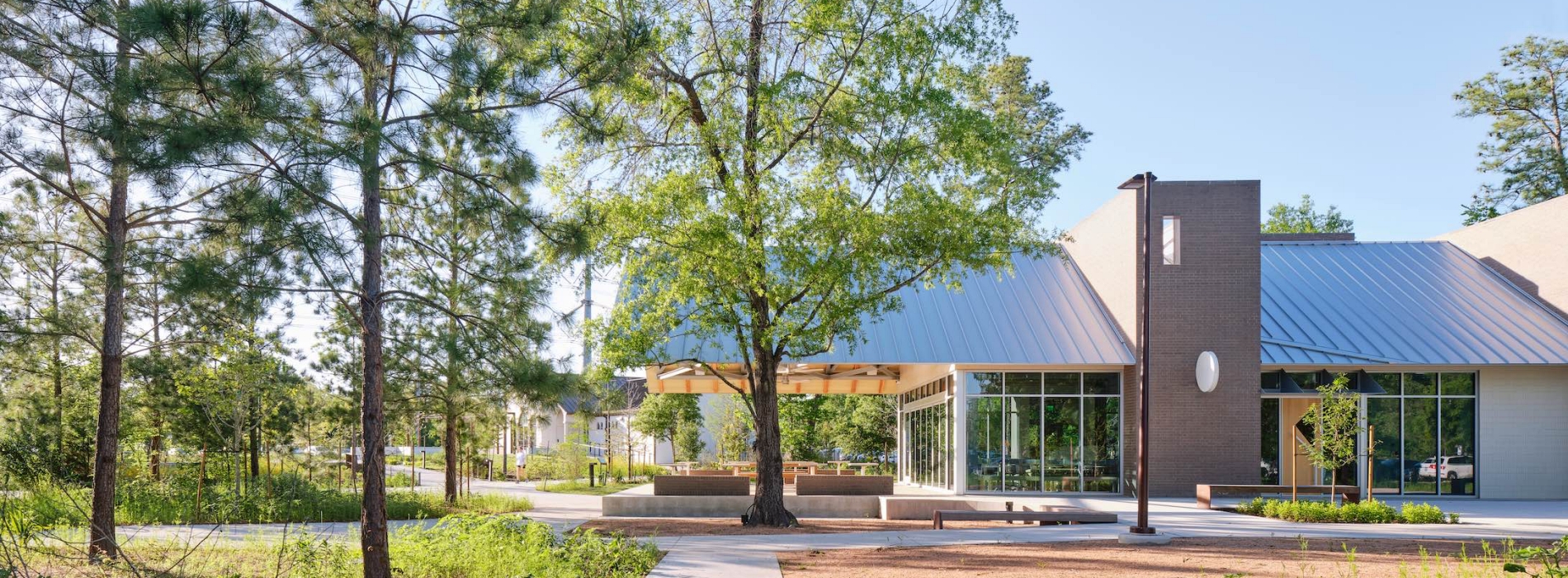 10米懸臂公園咖啡館!Schaum Architects打造休士頓紀念跑者新據點,飲食融入步道綠意