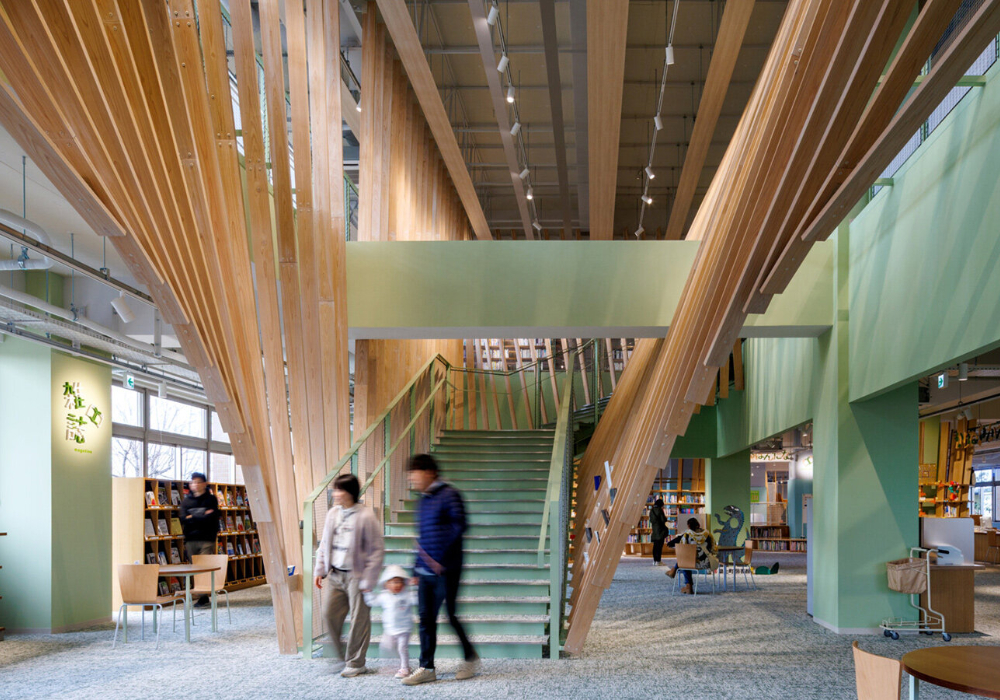 隈研吾設計！福岡圖書館「築きの森」：舊廳舍蛻變，木格柵構築出的森林式閱讀空間