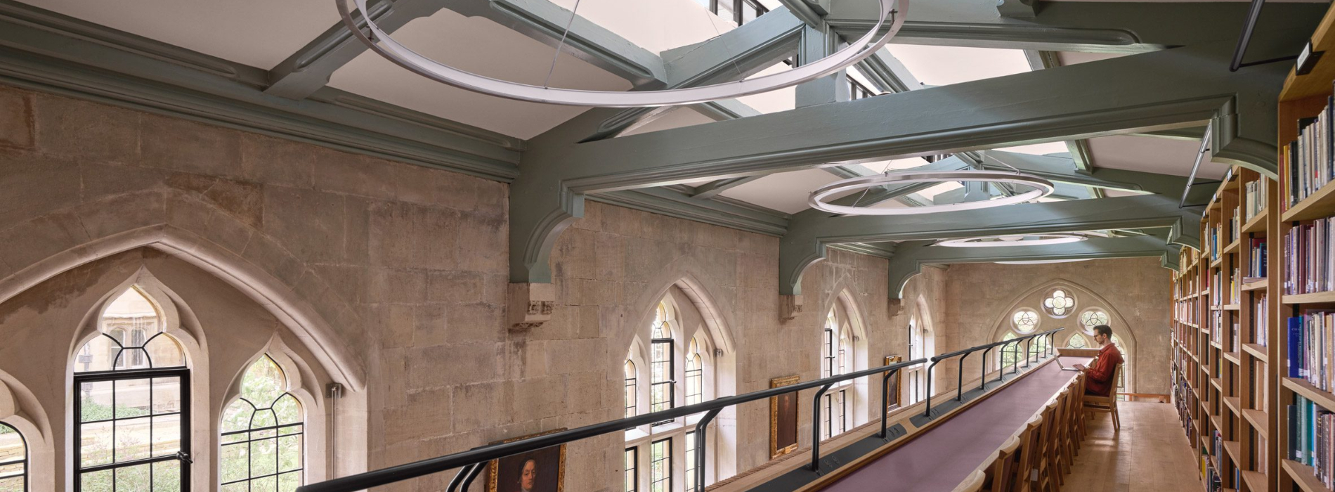 細膩翻新歷史建築！牛津大學Exeter學院圖書館：重見歌德復興式美麗窗景、優化無障礙環境