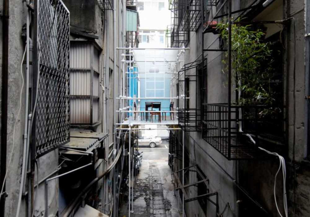 朗讀違章　晴雨不休