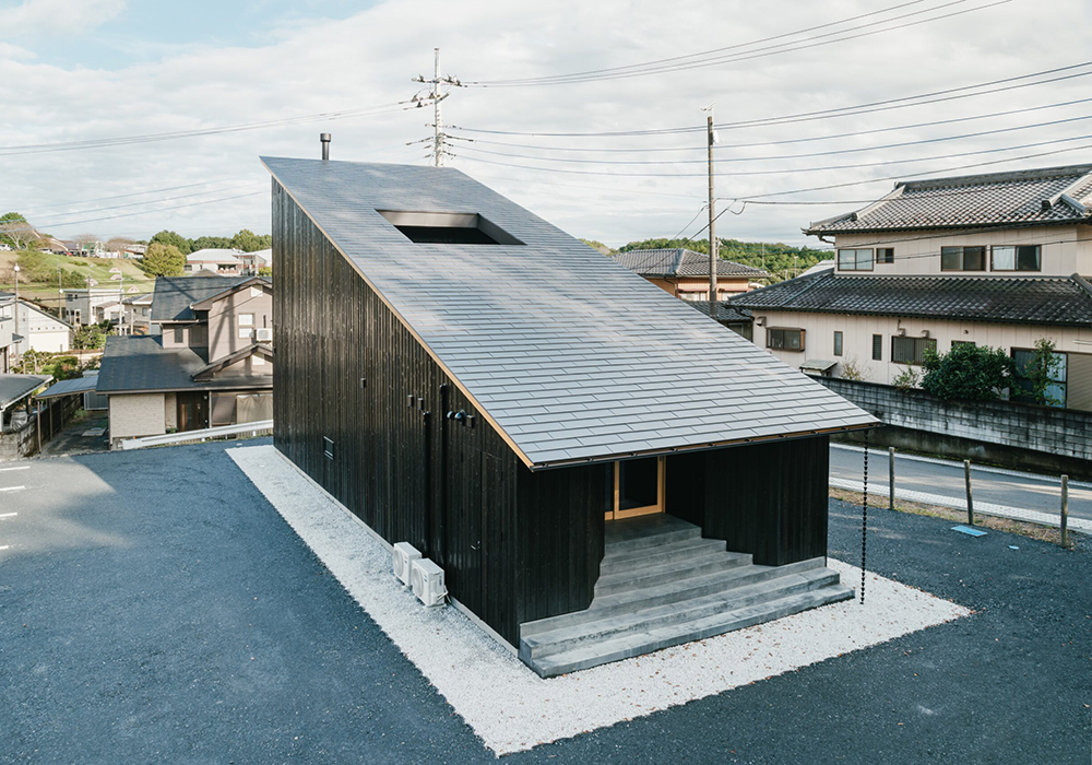 黑盒子裡的光、風與桑拿:茨城笠間 KASAMABI Sauna 以登窯為靈感,打造結合在地工藝的療癒之所