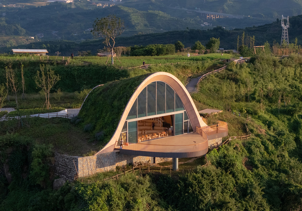 重現消失的山丘：MVRDV 打造蒲江長秋月觀景台，以覆土木構融入自然地景
