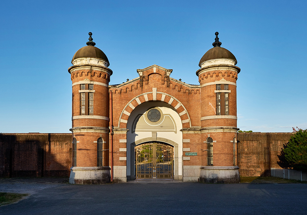 來趟「入監」之旅！百年監獄新生成「虹夕諾雅奈良監獄」與博物館，在紅磚與光影間感受明治歷史韻味